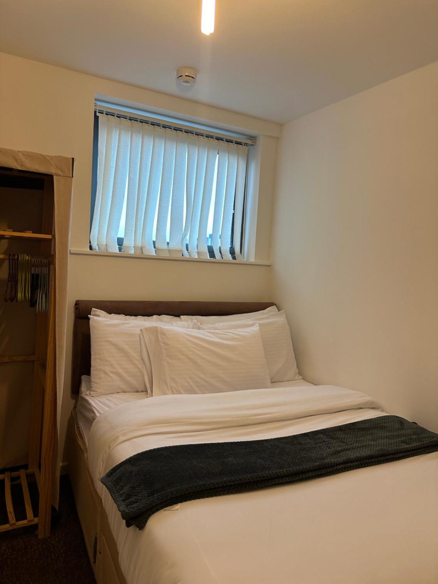 Apartment Centre 2 Bed 2 Bath With En-suite *